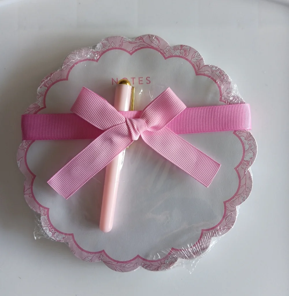OCS Designs Round Scalloped Edge Listpad 100 Sheets Petals on Pink White 7